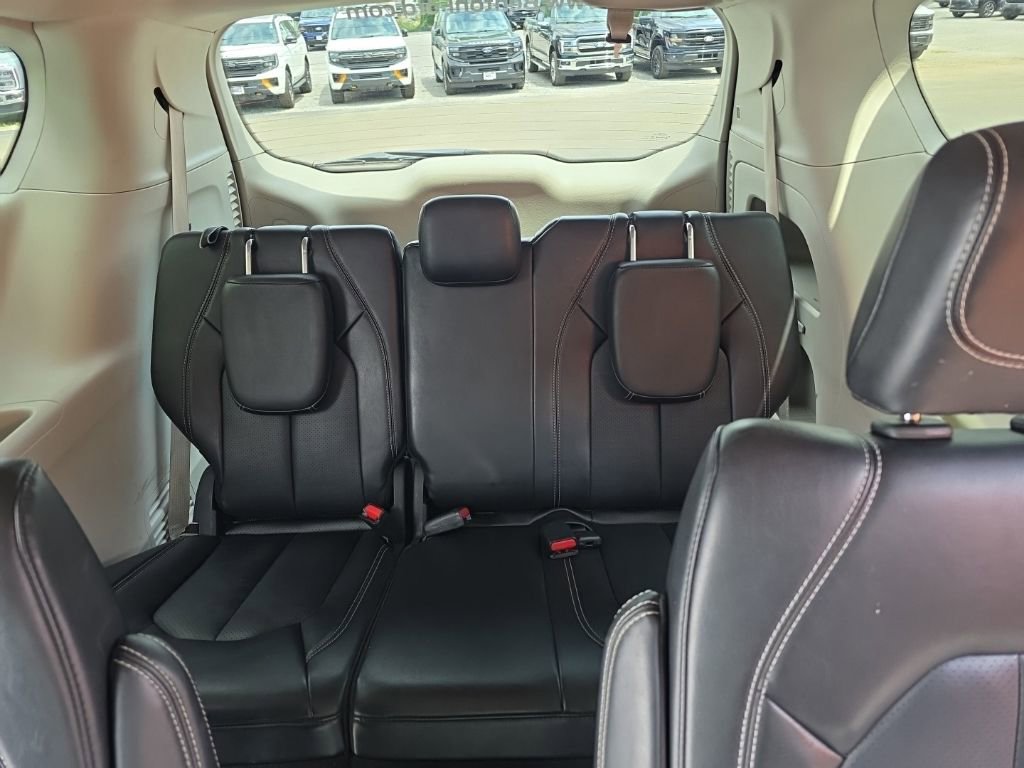 Used 2024 Chrysler Pacifica Touring-L FWD image 31