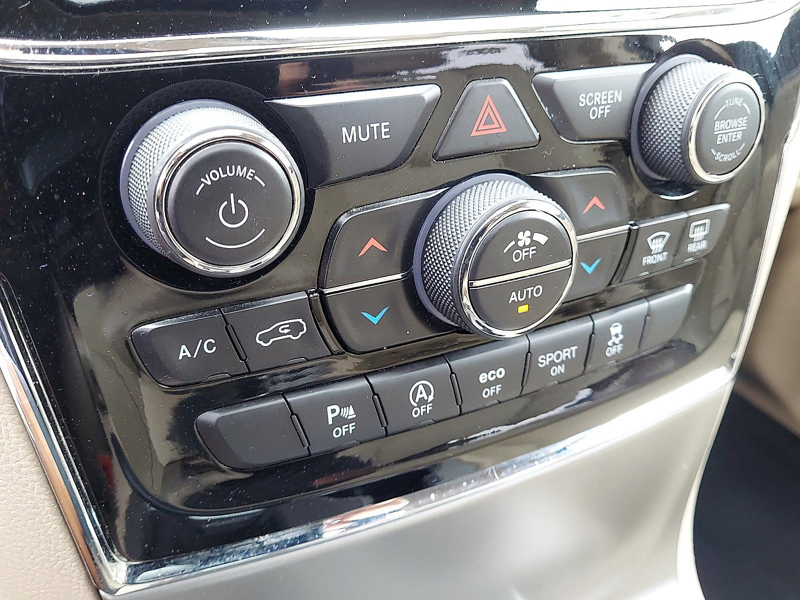 Used 2019 Jeep Grand Cherokee Limited AWD/4WD image 16