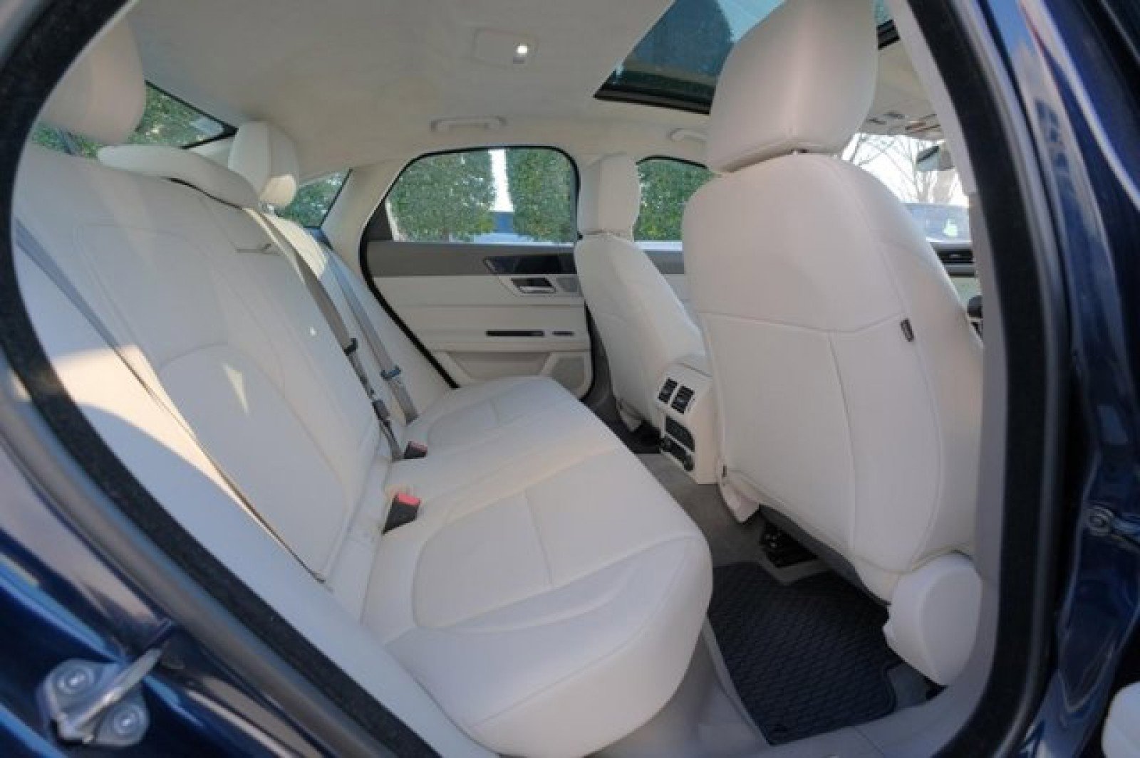 Used 2020 Jaguar XF Premium image 17