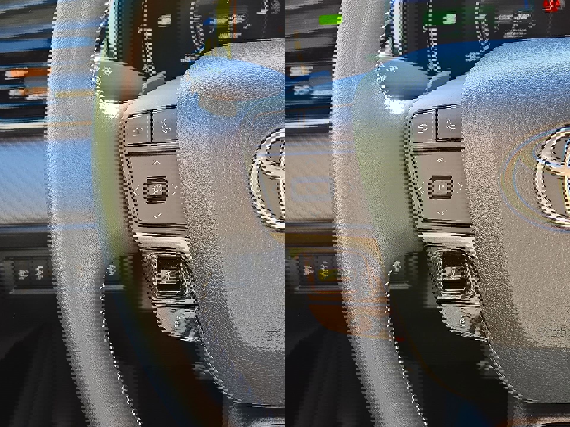 Used 2025 Toyota Camry SE w/ Multimedia Upgrade Package image 21