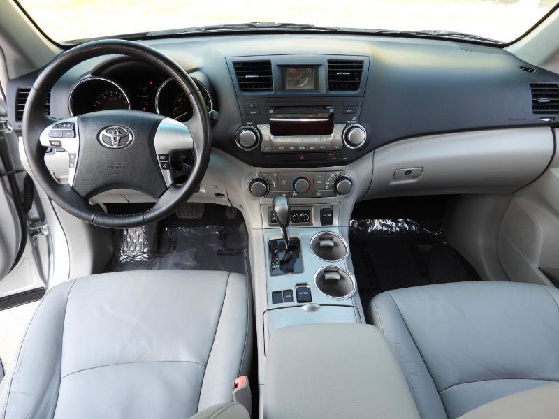 Used 2012 Toyota Highlander SE w/ Tow Pkg FWD image 39
