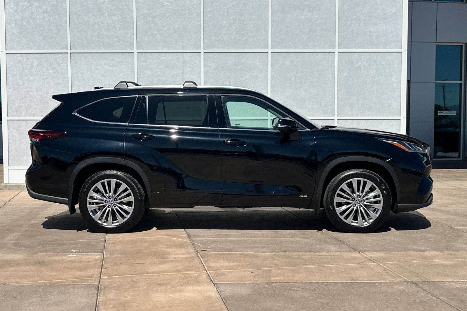 Used 2026 Toyota Highlander Platinum AWD/4WD image 3