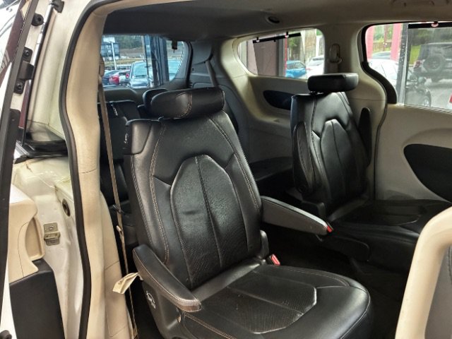 Used 2020 Chrysler Pacifica Touring-L FWD image 31