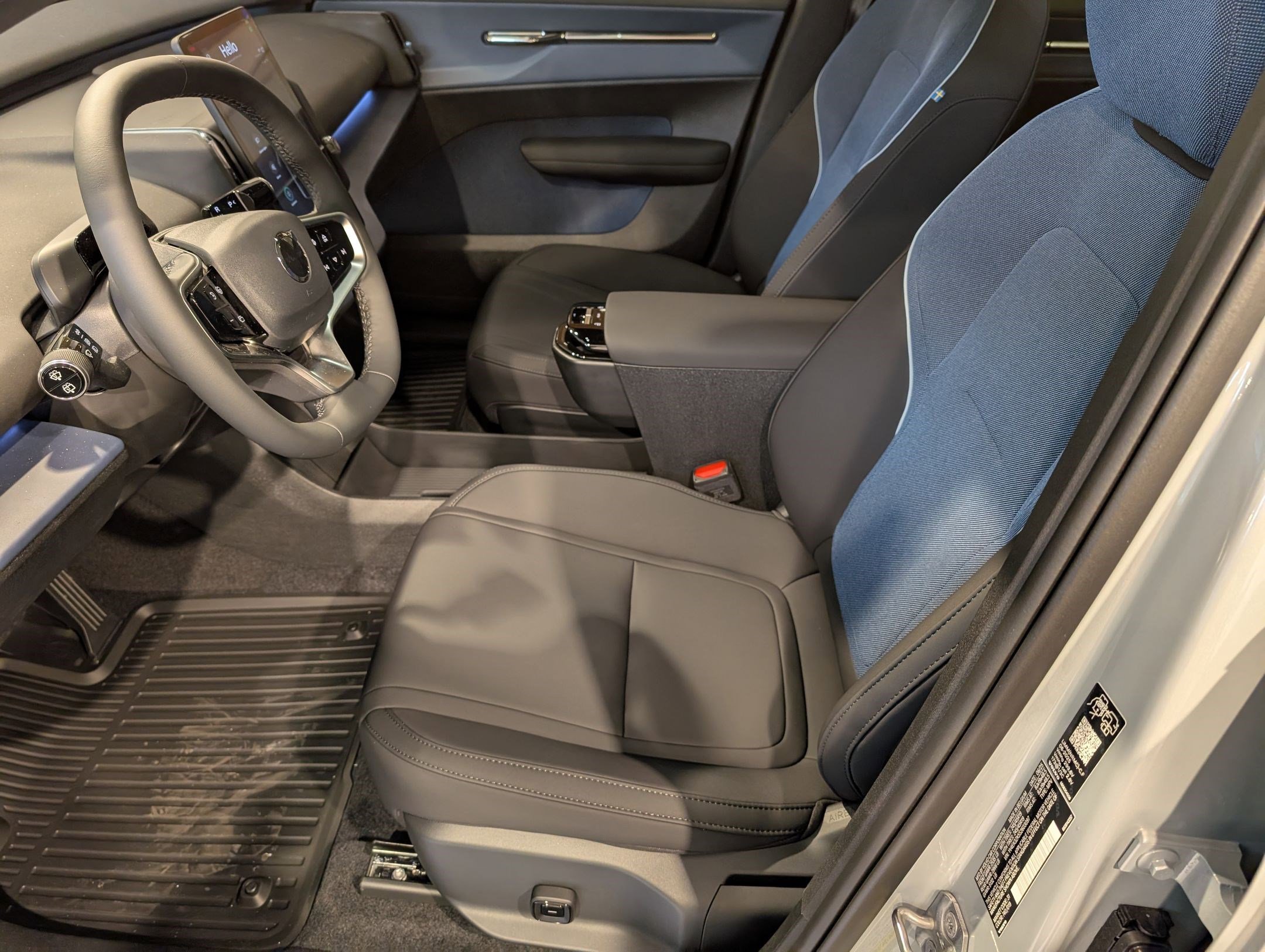 New 2025 Volvo EX30 Plus w/ Protection Package Premier image 7