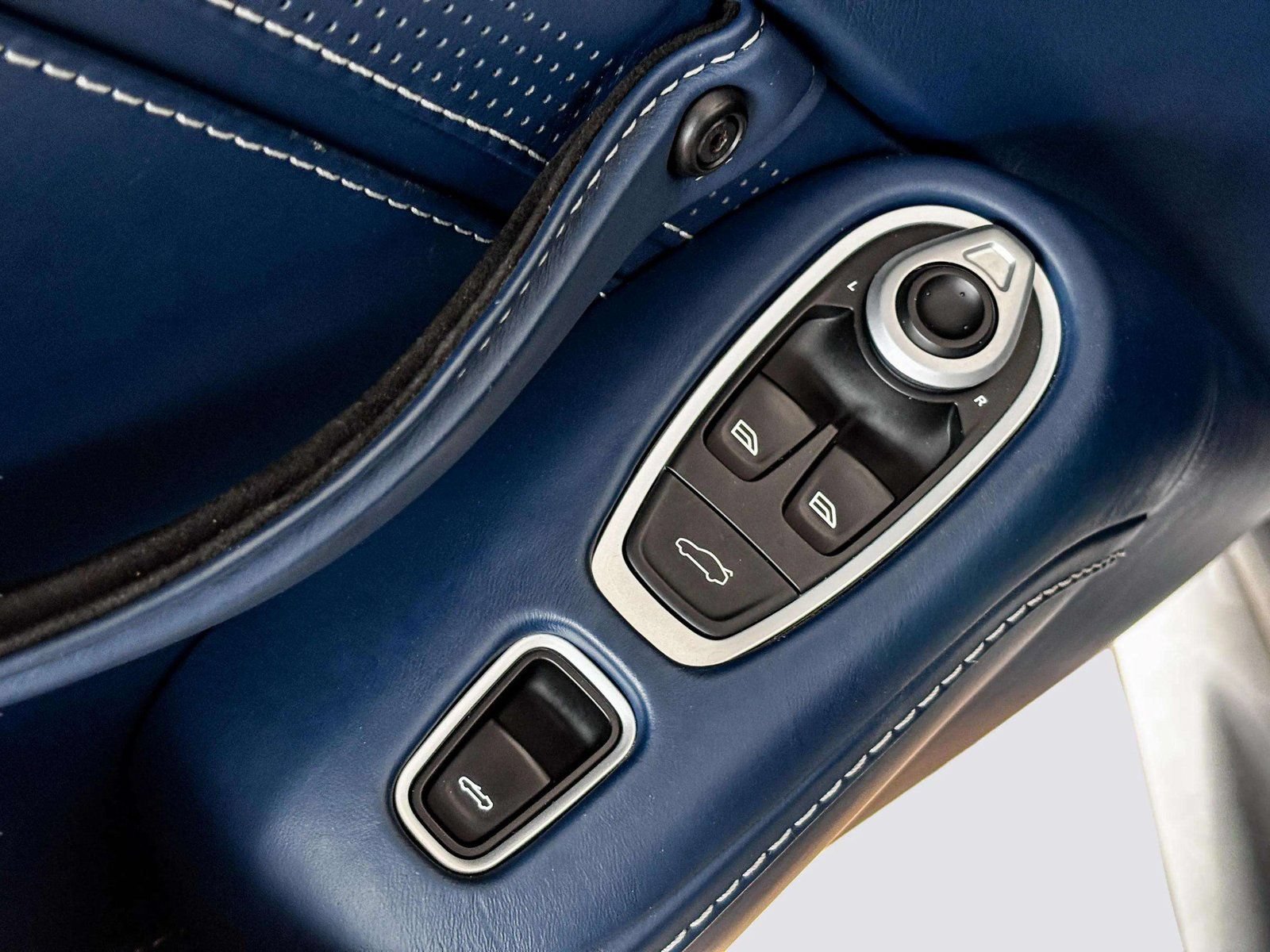 Used 2023 Aston Martin V8 Vantage Roadster image 20