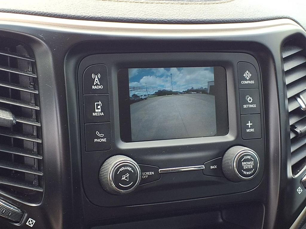 Used 2018 Jeep Cherokee Latitude FWD image 4