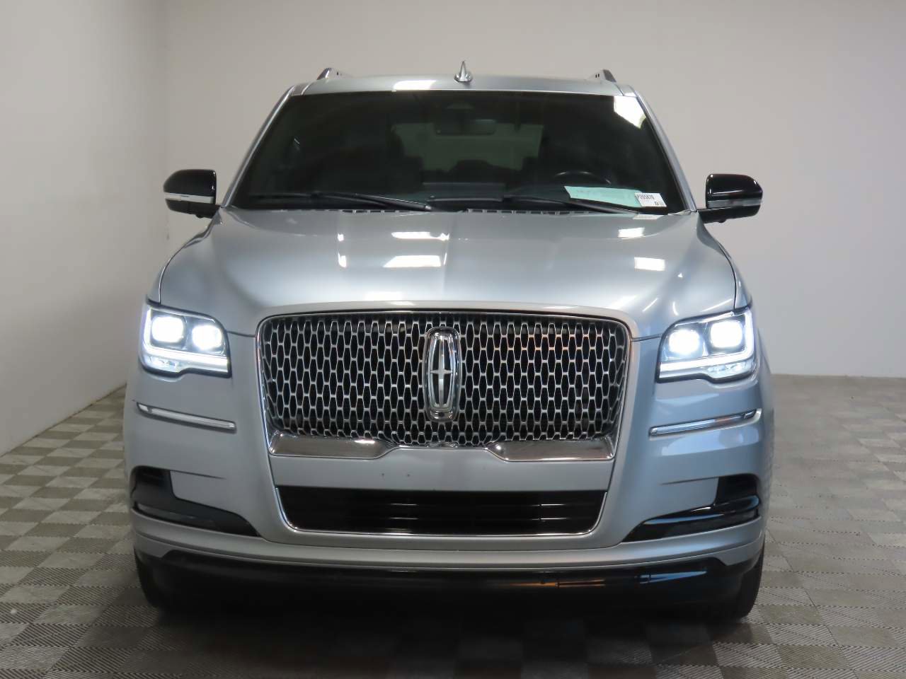 Used 2023 Lincoln Navigator Reserve AWD/4WD image 2
