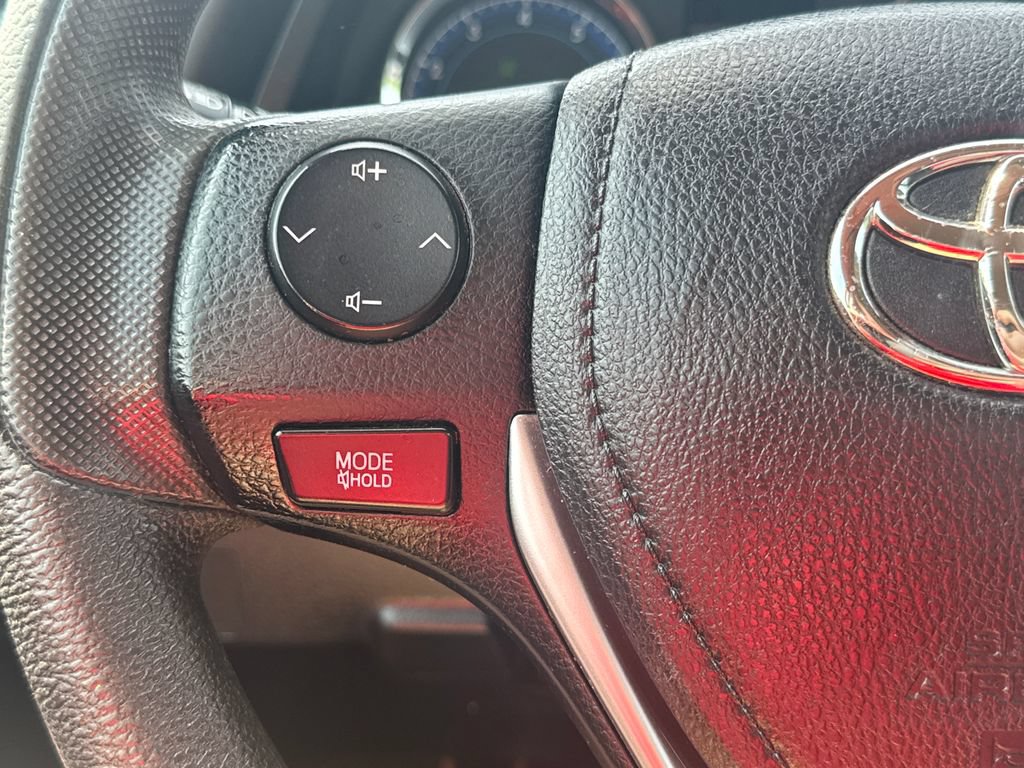 Used 2018 Toyota Corolla LE FWD image 17