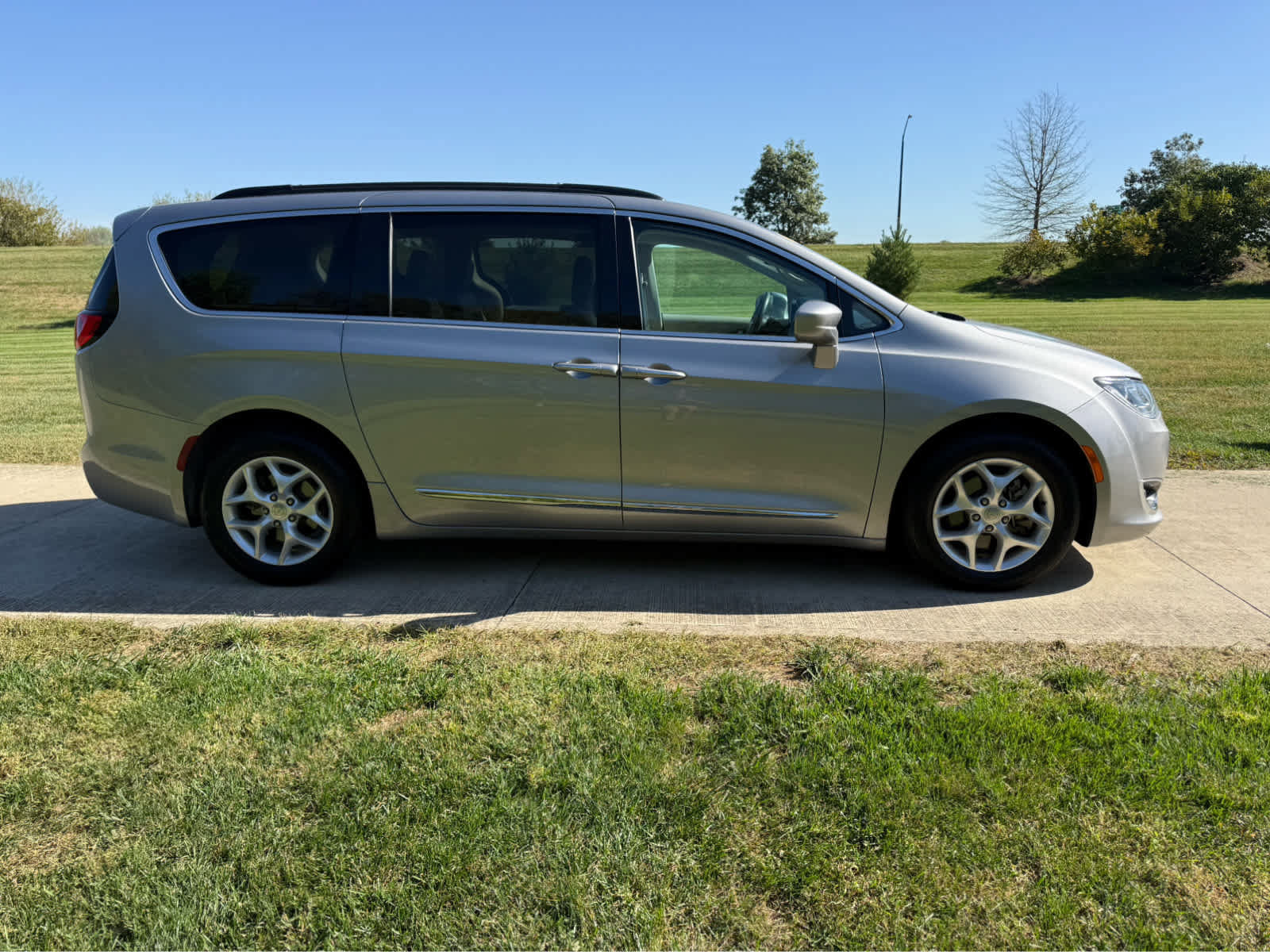 Used 2017 Chrysler Pacifica Touring-L FWD image 6