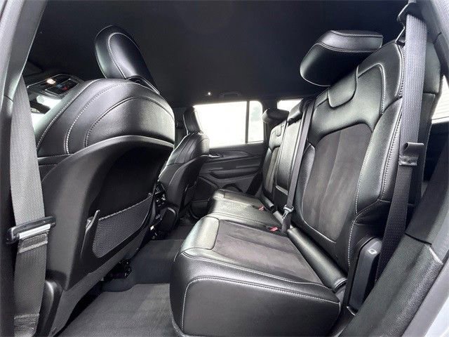 Used 2024 Jeep Grand Cherokee Altitude AWD/4WD image 12