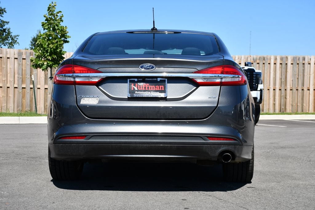 Used 2018 Ford Fusion SE w/ Fusion SE Technology Package FWD image 5