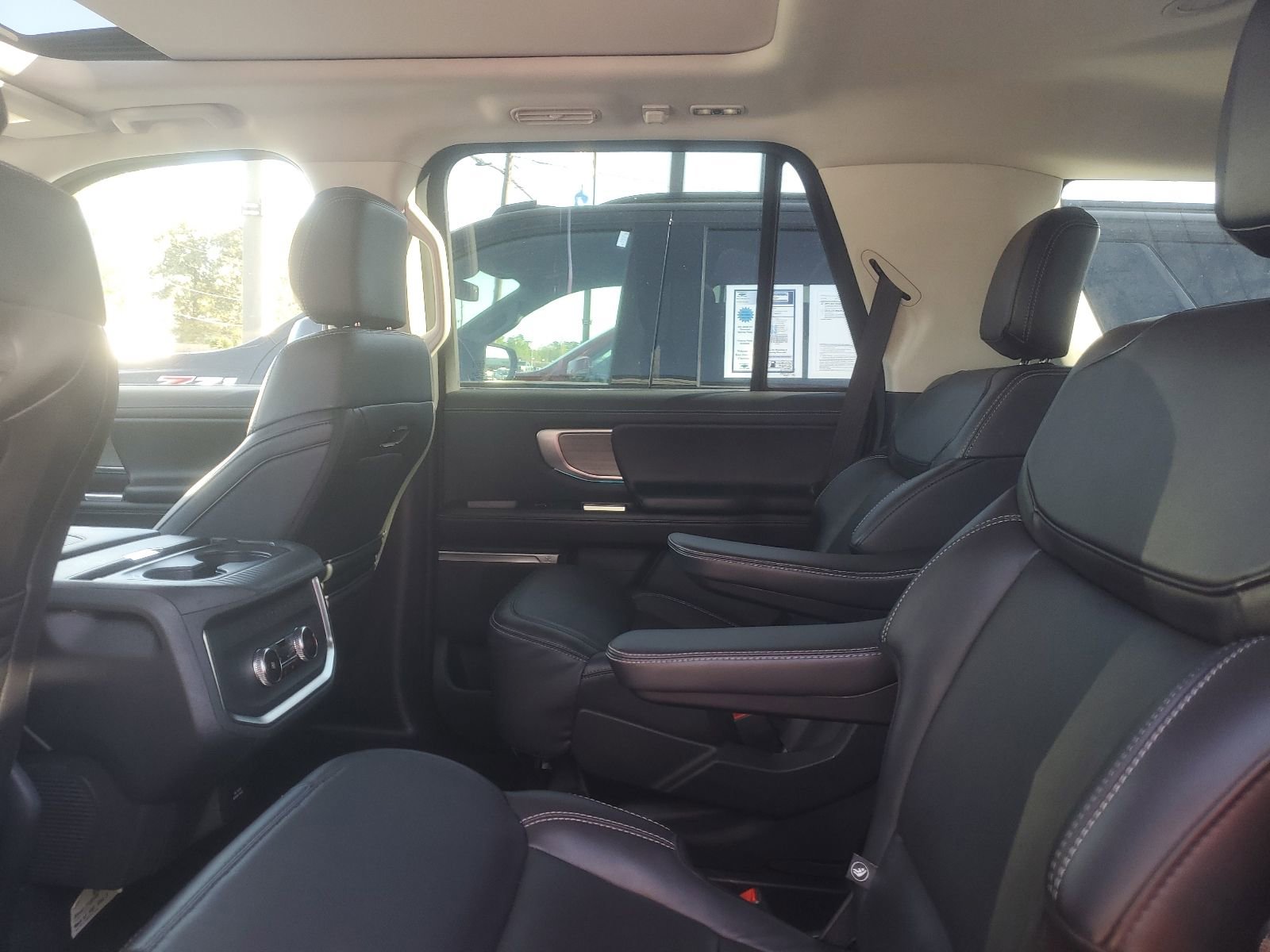 Used 2025 Ford Expedition Platinum image 12