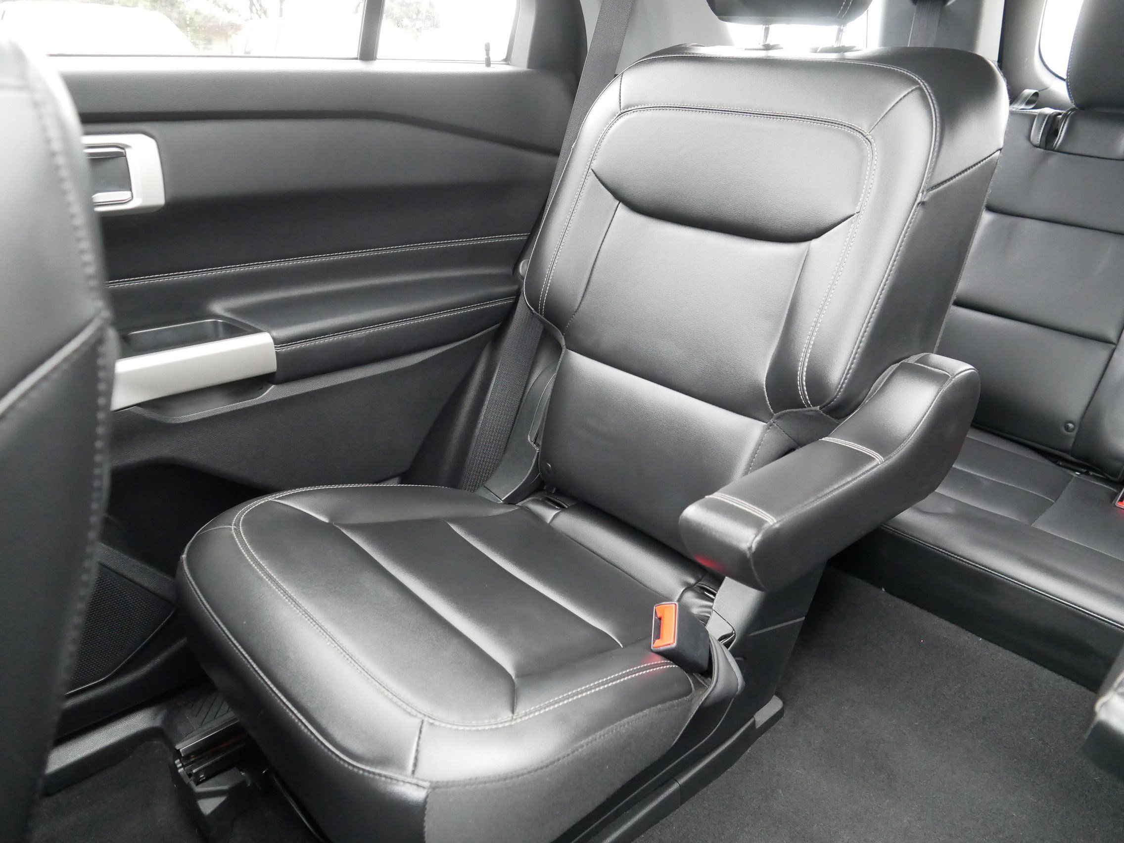 Used 2022 Ford Explorer XLT w/ Equipment Group 202A AWD/4WD image 12