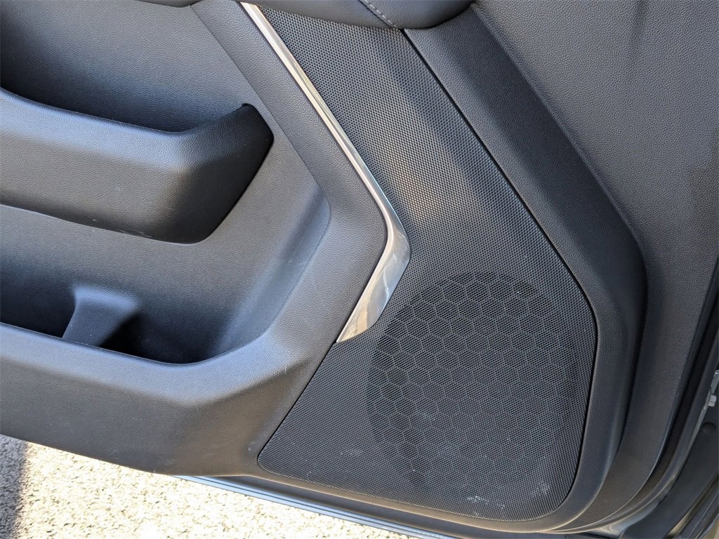 Used 2025 Chevrolet Suburban Z71 image 15