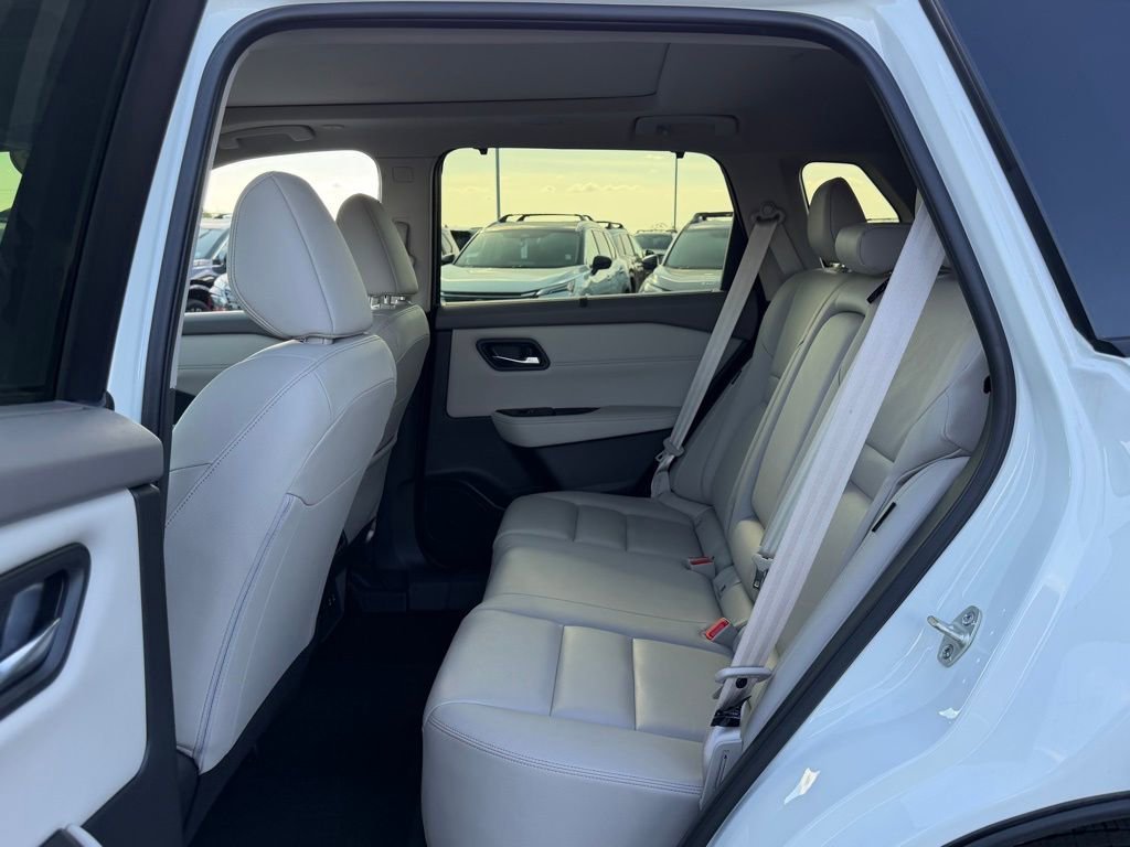 Used 2025 Nissan Rogue SL w/ Tech Package image 16