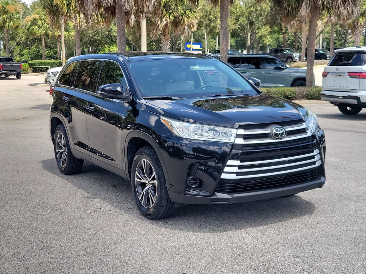 Used 2019 Toyota Highlander LE FWD image 2