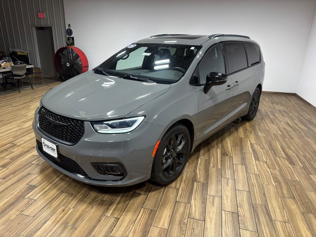 Used 2025 Chrysler Pacifica Limited FWD video 3