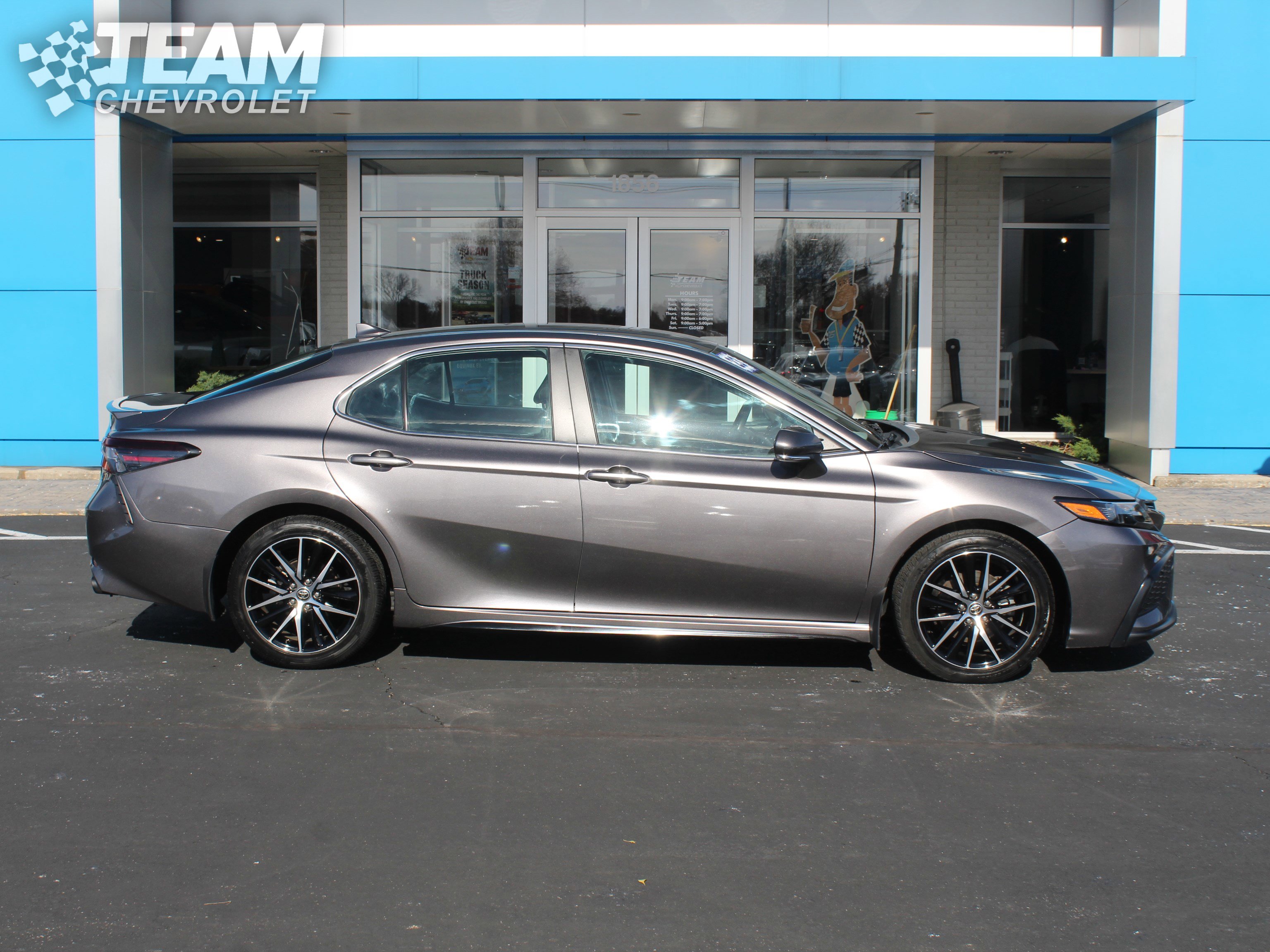 Used 2023 Toyota Camry SE image 3