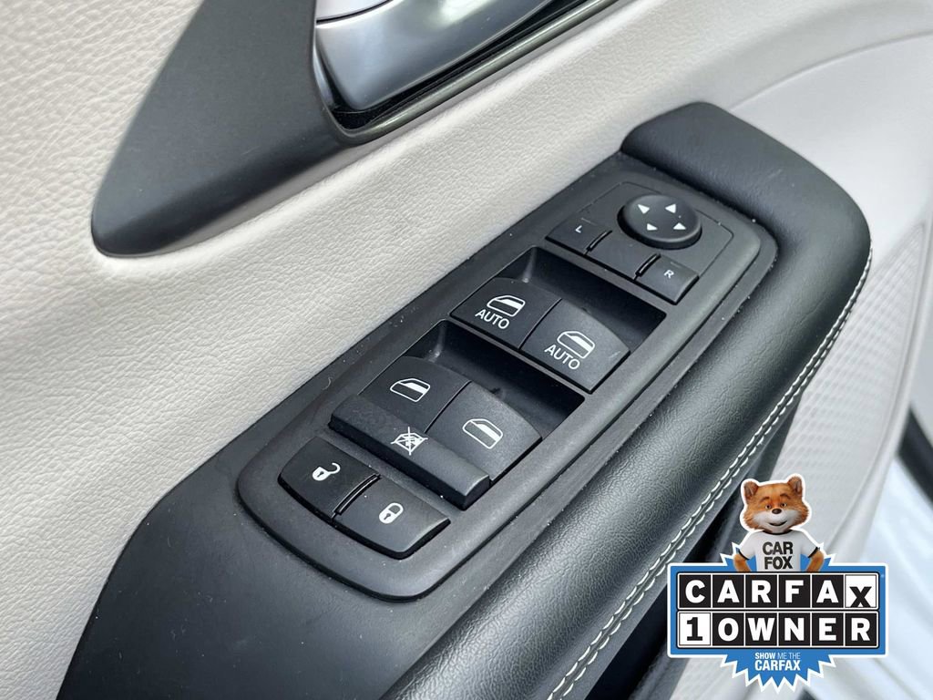 Used 2024 Chrysler Pacifica Select image 26