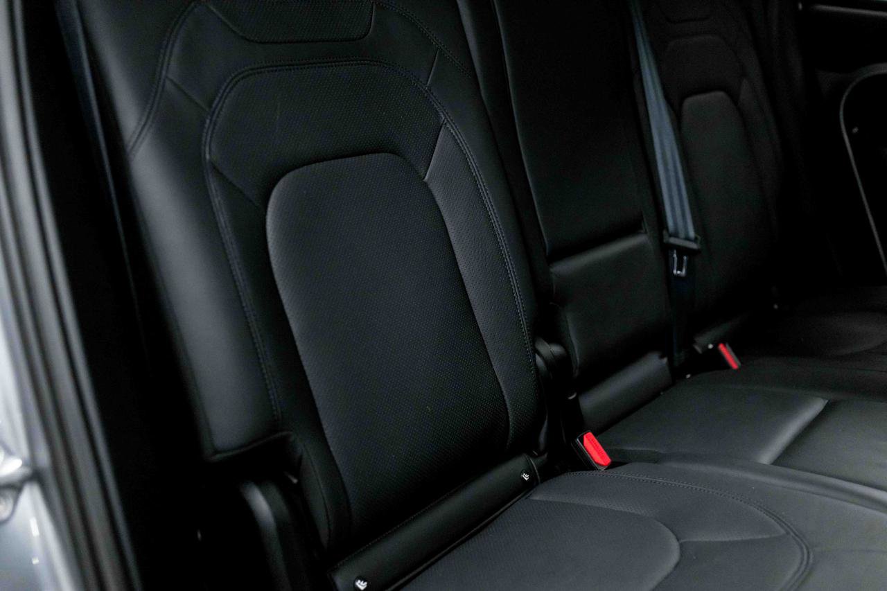 Used 2023 Land Rover Defender 130 SE image 74