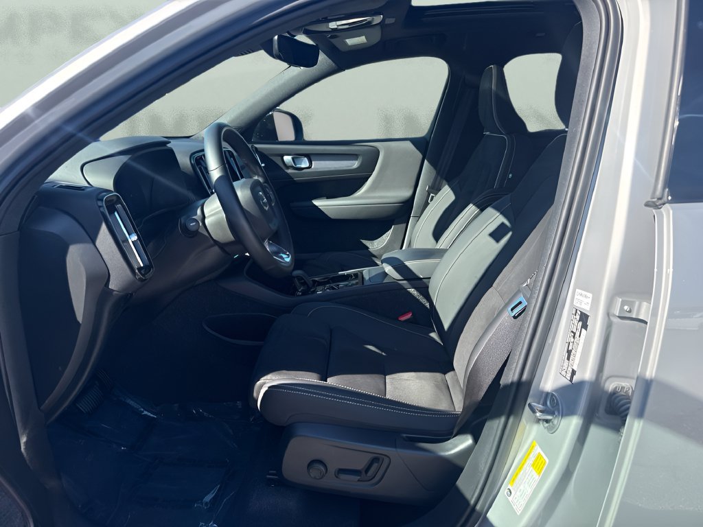 Used 2025 Volvo XC40 B5 Plus AWD/4WD image 9