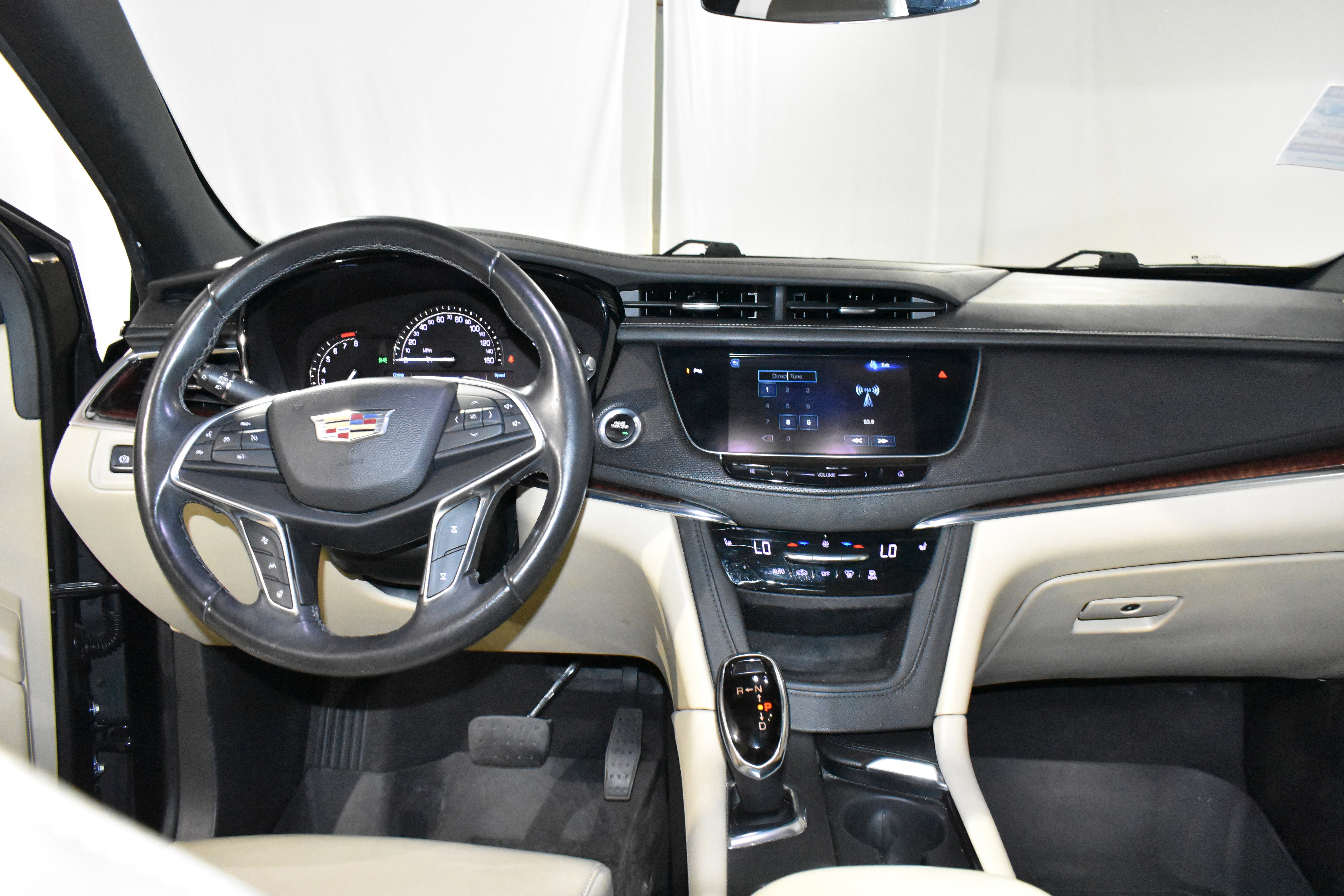 Used 2017 Cadillac XT5 Luxury w/ Driver Awareness Package FWD image 32