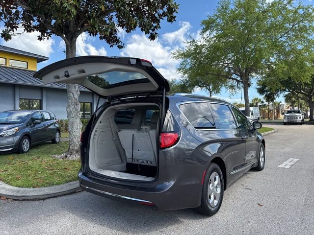 Used 2018 Chrysler Pacifica Touring-L FWD image 18