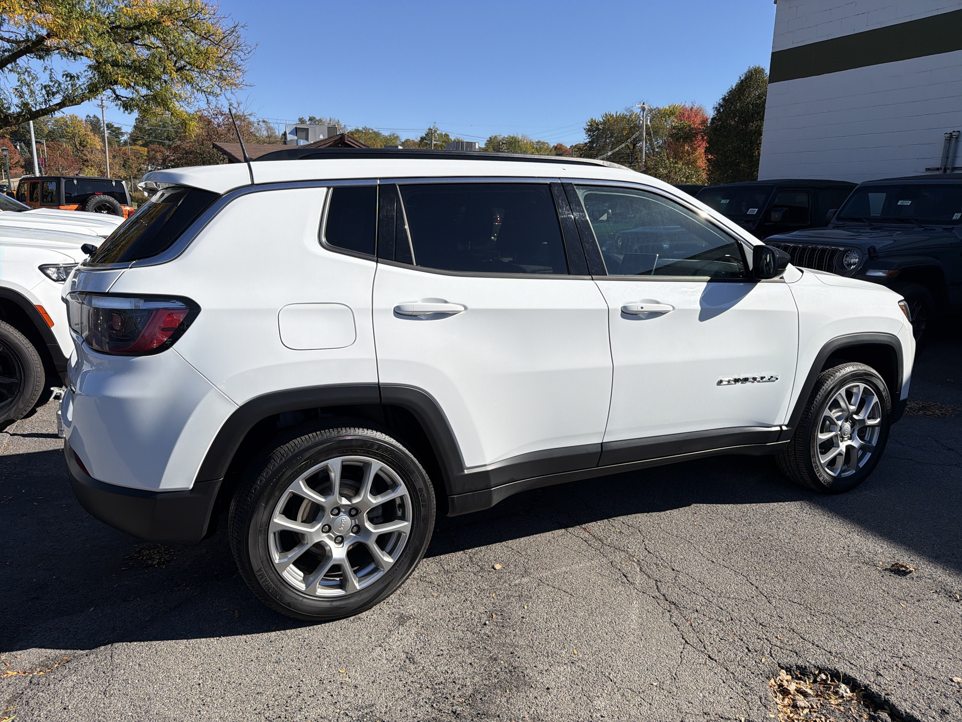 Used 2023 Jeep Compass Latitude AWD/4WD image 7