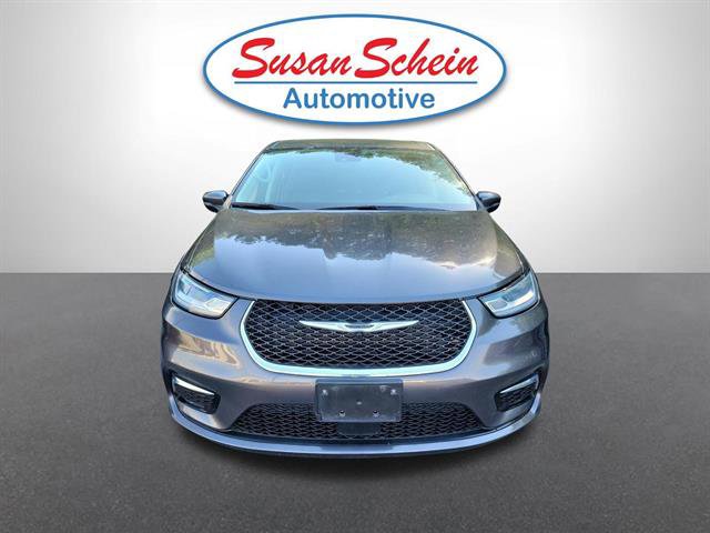 Used 2023 Chrysler Pacifica Touring-L image 2