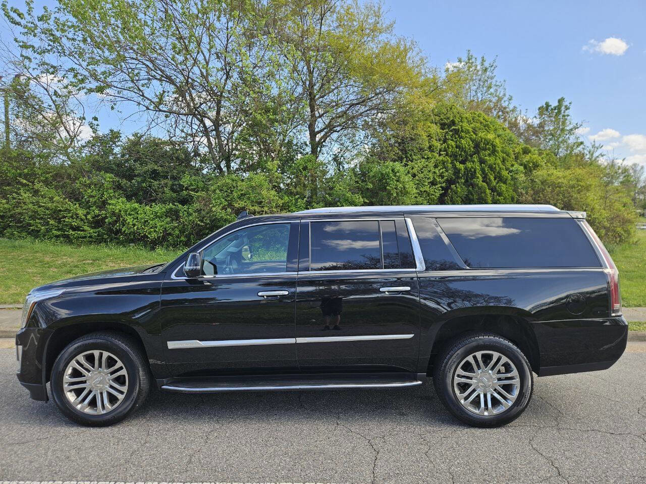 Used 2019 Cadillac Escalade ESV 4WD image 2