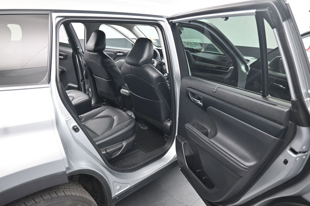 Used 2022 Toyota Highlander XLE AWD/4WD image 25