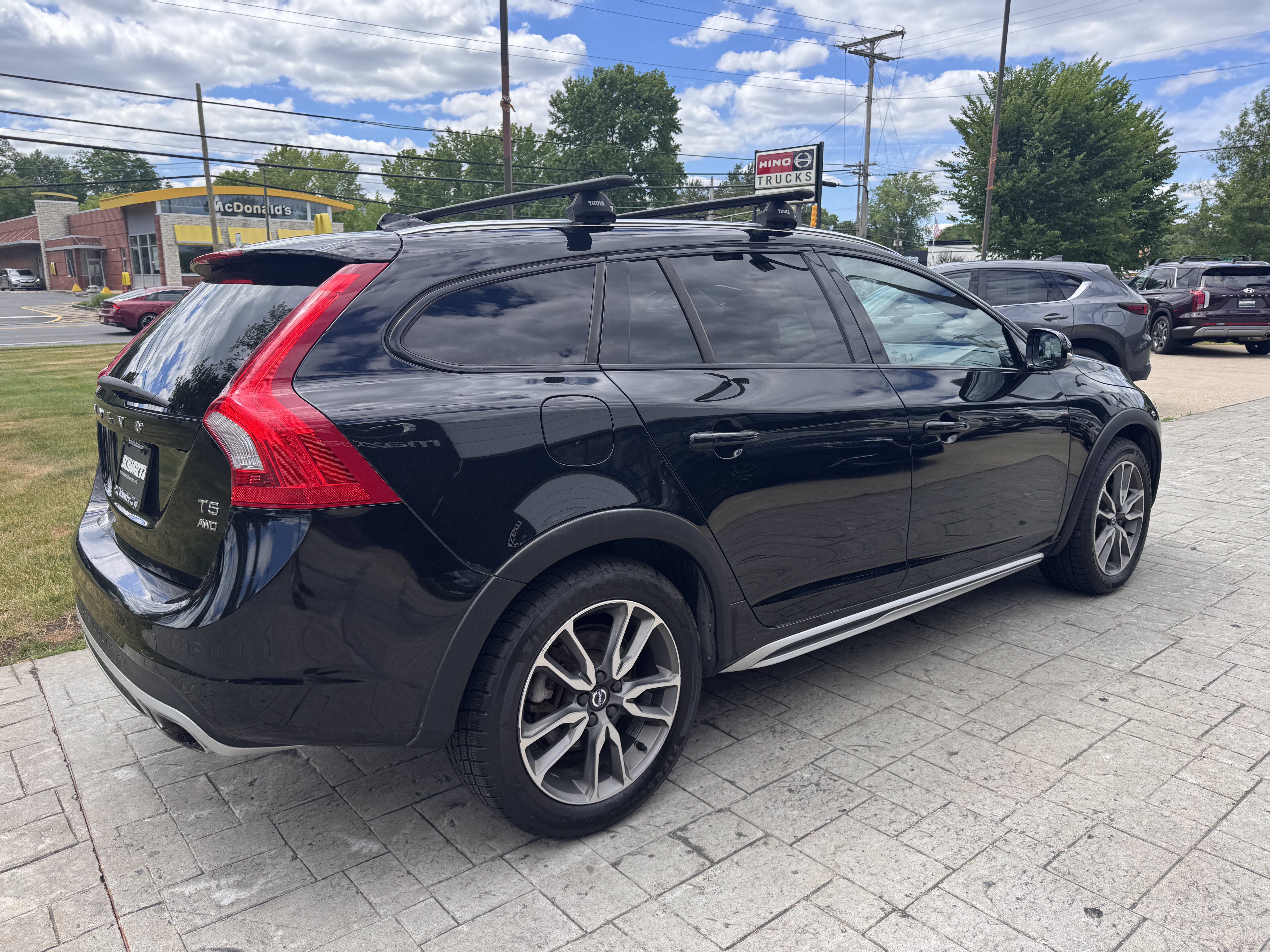 Used 2017 Volvo V60 T5 Cross Country w/ Climate Package AWD/4WD image 12