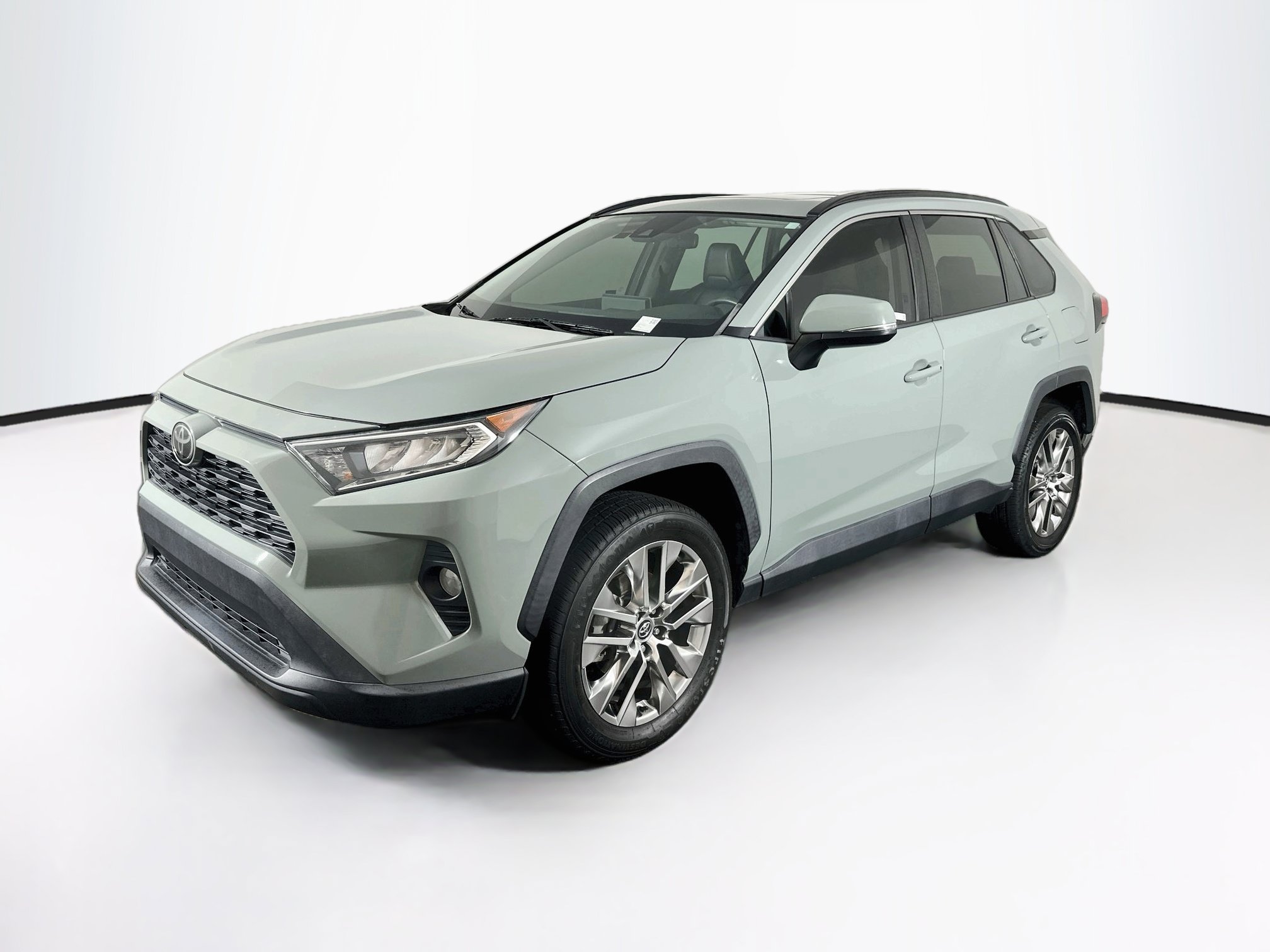 Used 2020 Toyota RAV4 XLE Premium FWD image 3