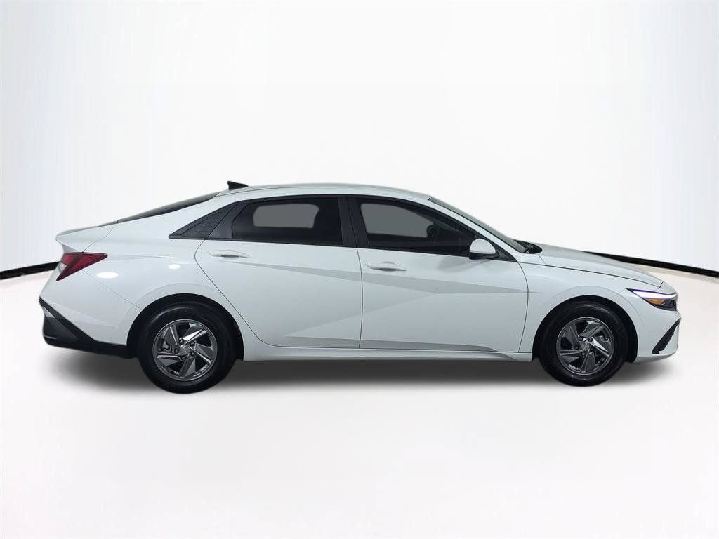 Used 2025 Hyundai Elantra SE FWD image 4