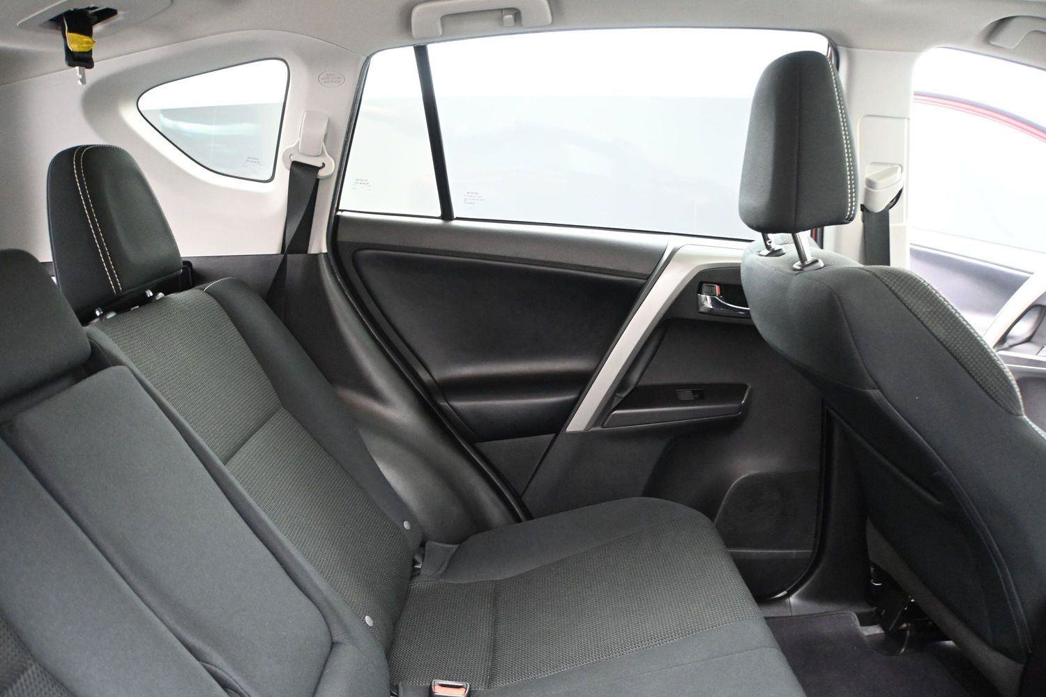 Used 2018 Toyota RAV4 XLE FWD image 17