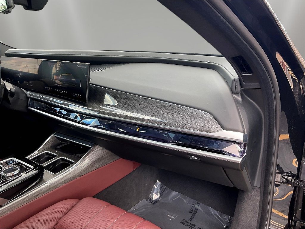 Used 2024 BMW i7 xDrive60 AWD/4WD image 25