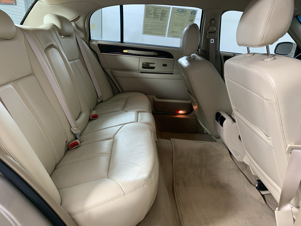 Used 2009 Lincoln Town Car Signature L image 34