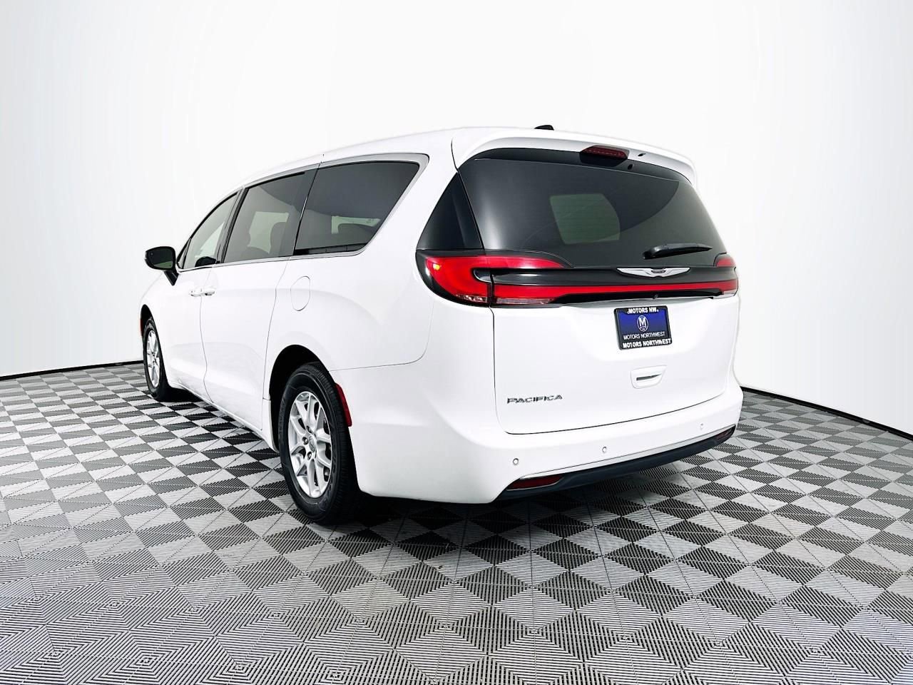 Used 2023 Chrysler Pacifica Touring image 22