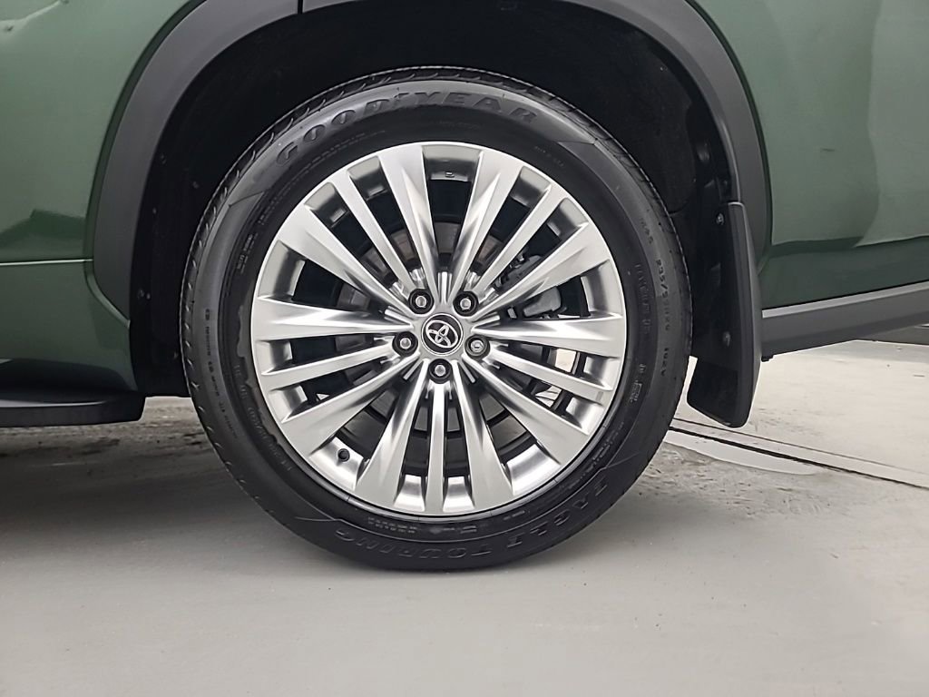 Used 2025 Toyota Highlander Platinum image 11