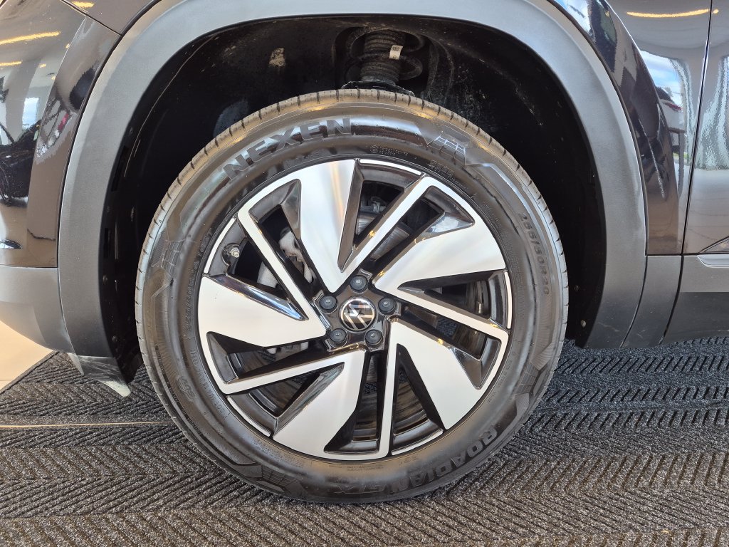 Used 2025 Volkswagen Atlas SE FWD image 12