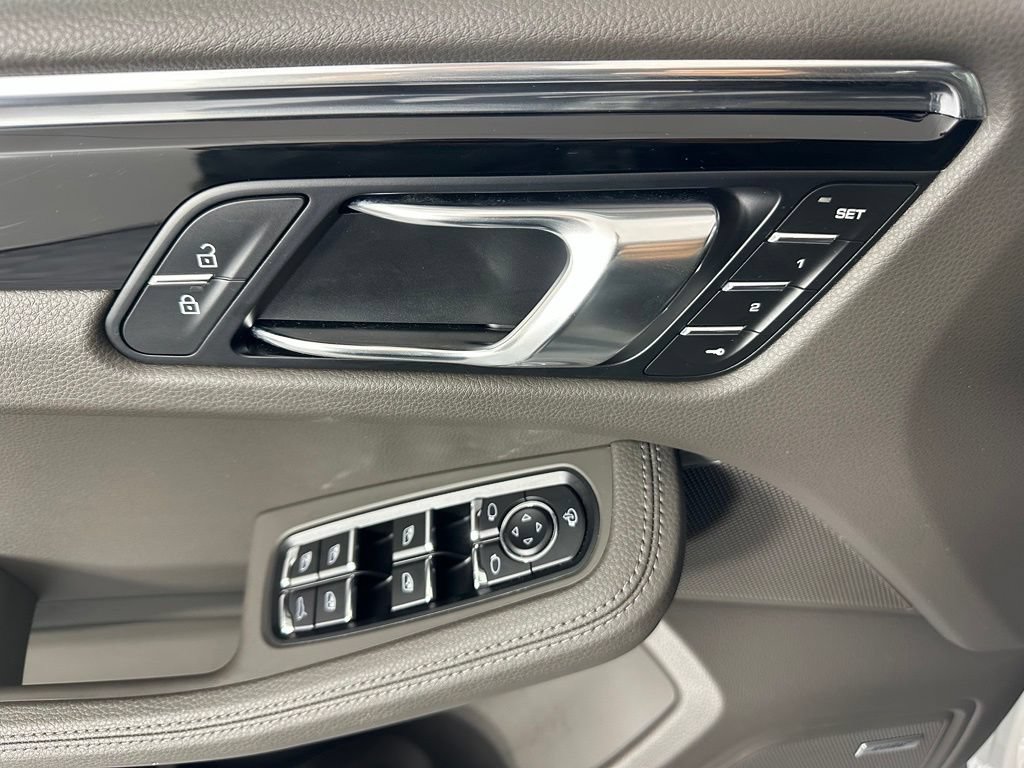 Certified 2026 Porsche Macan Turbo AWD/4WD image 17