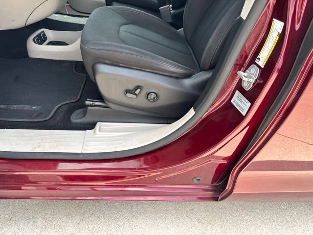 Used 2017 Chrysler Pacifica Touring FWD image 23