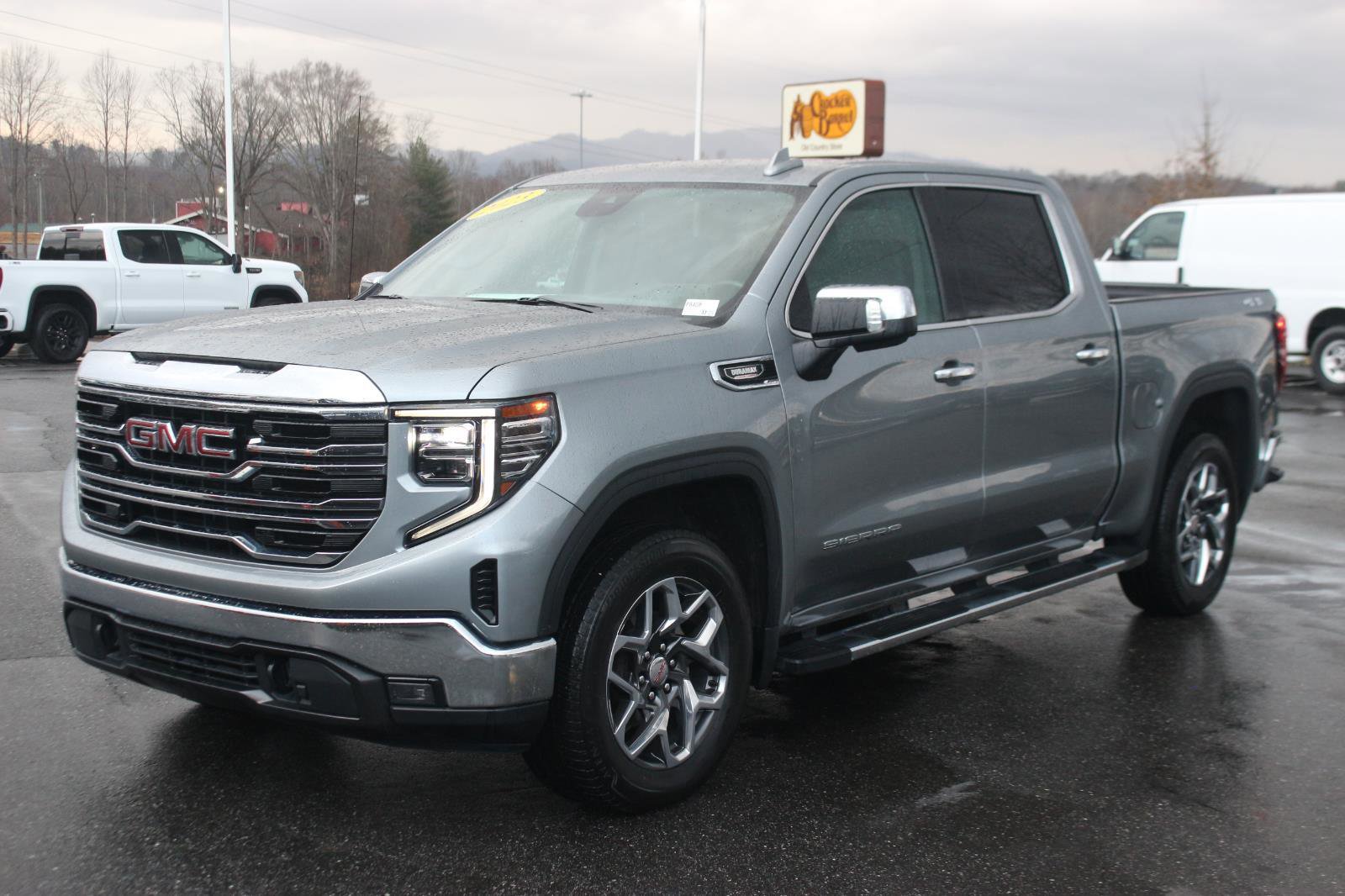 Used 2023 GMC Sierra 1500 SLT image 3