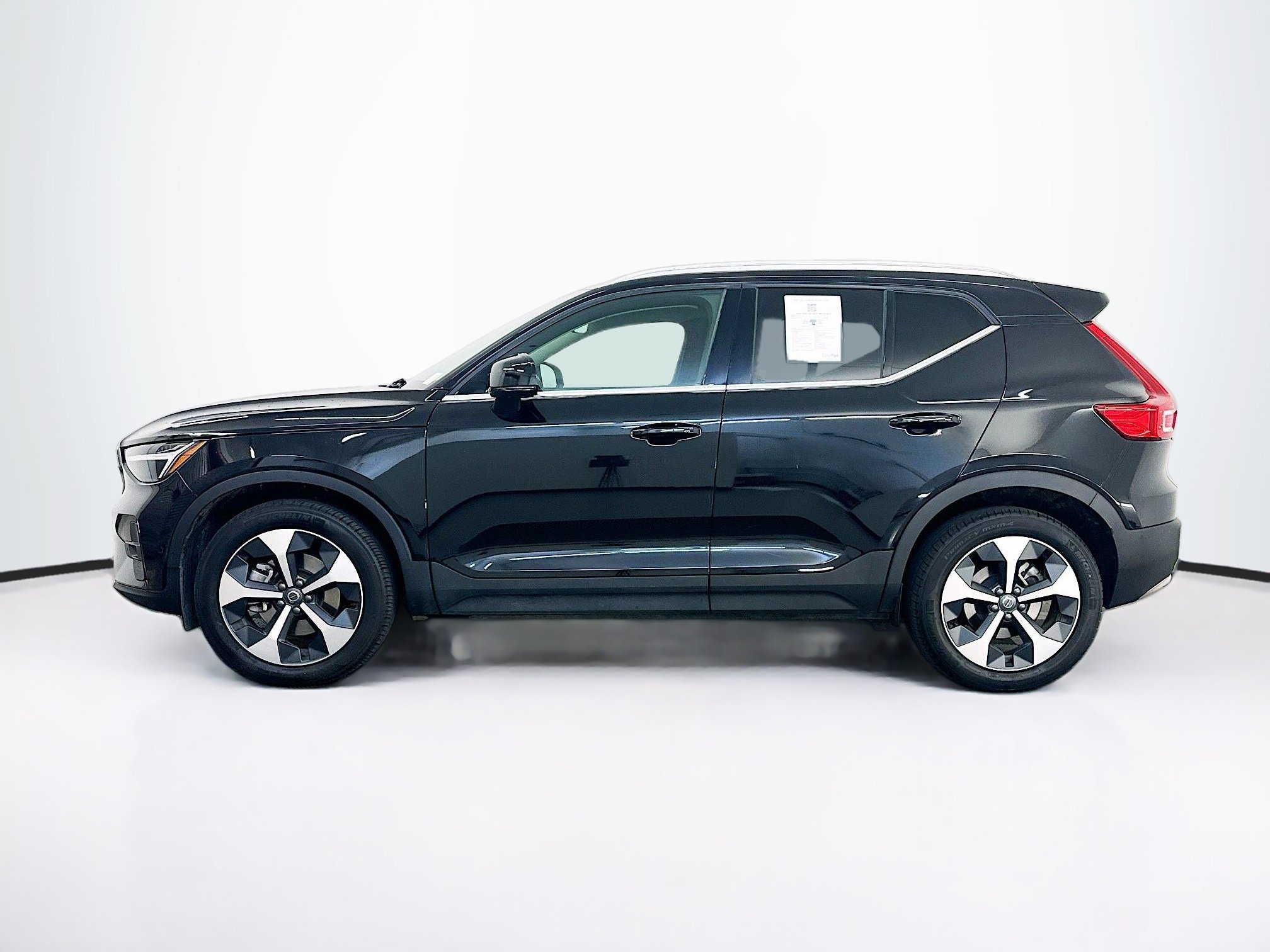 Used 2025 Volvo XC40 B5 Plus AWD/4WD image 4