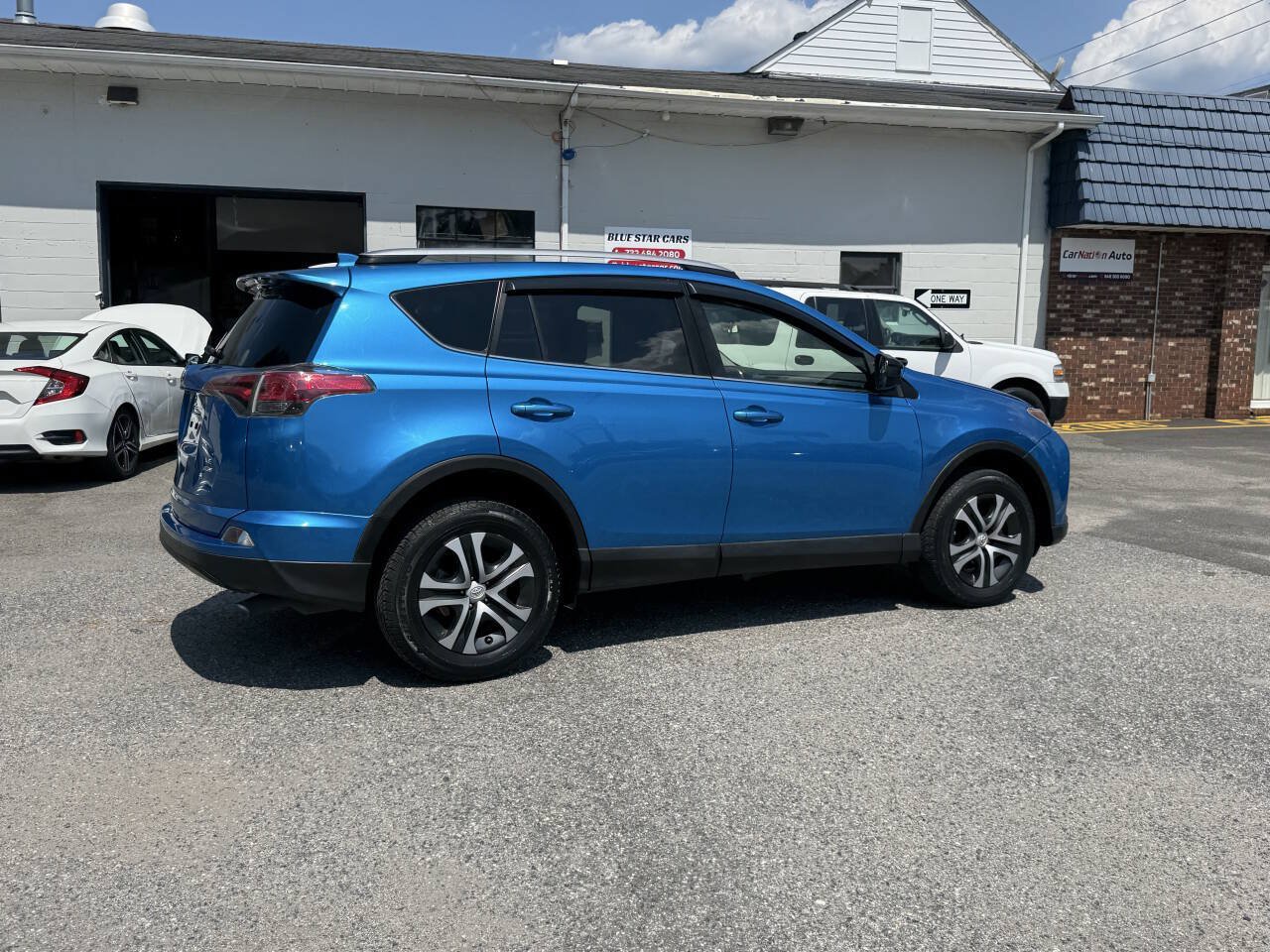 Used 2018 Toyota RAV4 LE AWD/4WD image 11