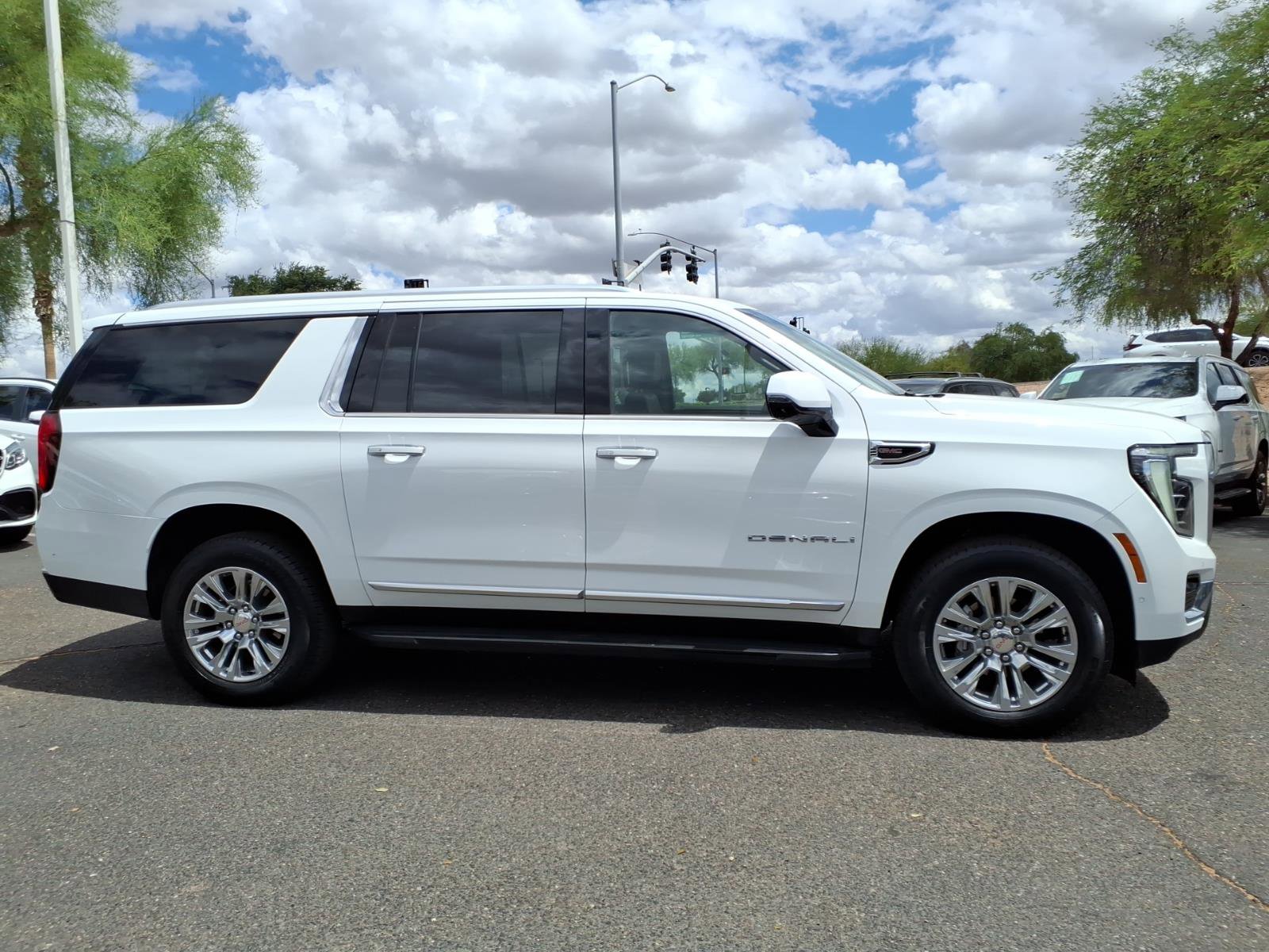 Used 2025 GMC Yukon XL Denali AWD/4WD image 4