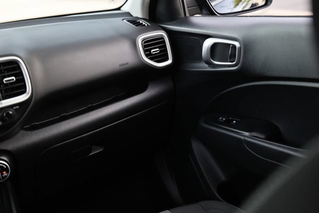 Used 2025 Hyundai Venue SEL FWD image 28