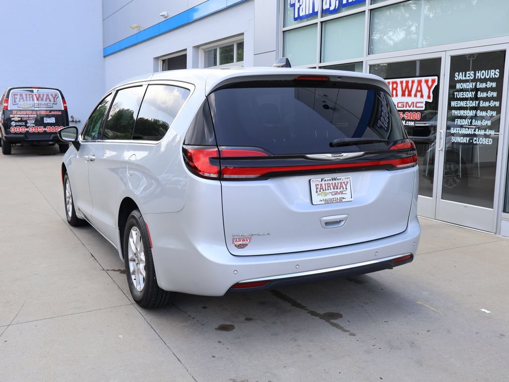Used 2024 Chrysler Pacifica Touring-L FWD image 8