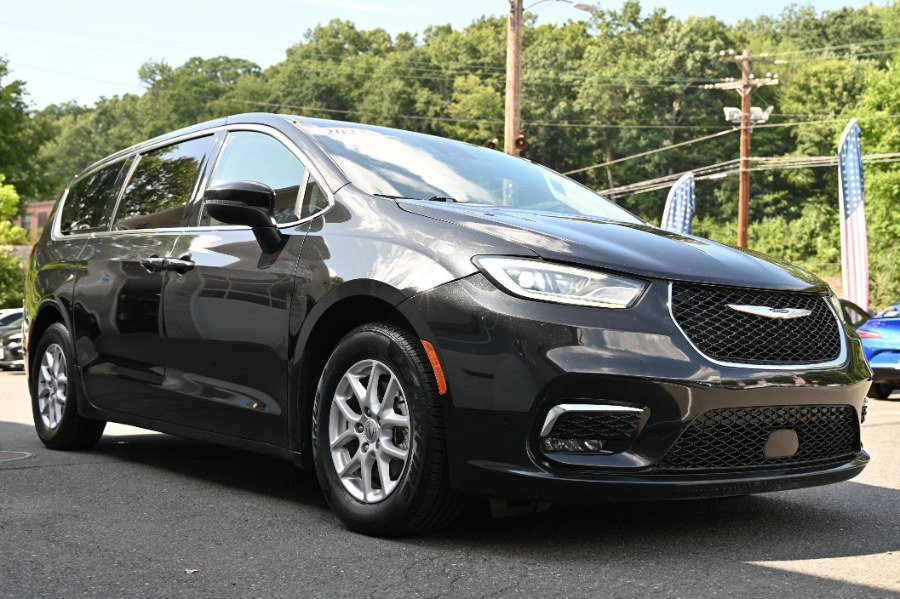 Used 2023 Chrysler Pacifica Touring-L FWD image 7