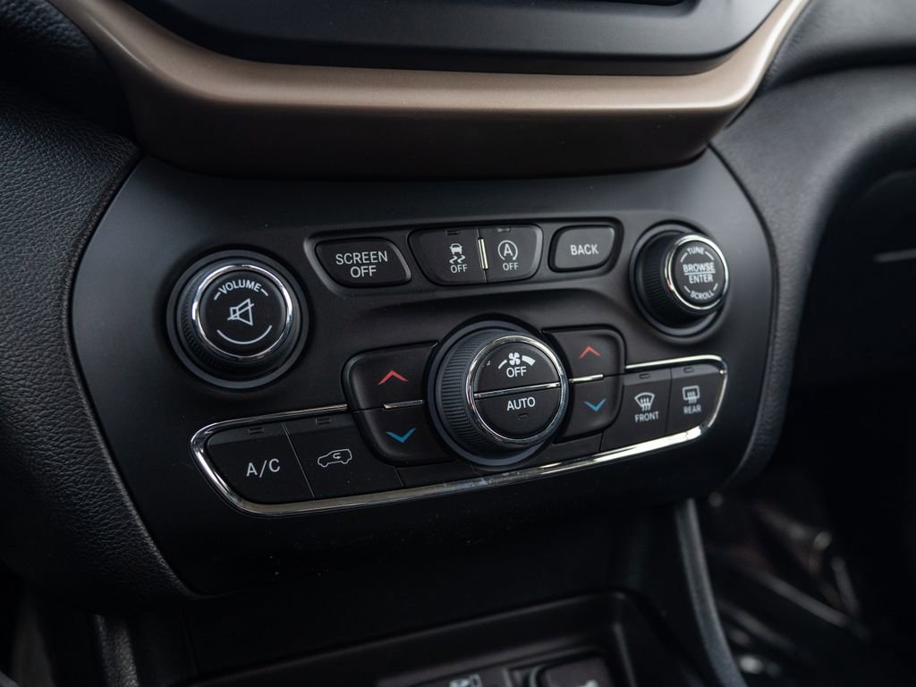 Used 2017 Jeep Cherokee Latitude w/ Comfort/Convenience Group image 32